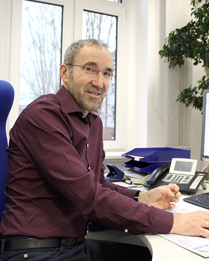 Heiko Flögel, Dipl.-Ing. (FH), am Arbeitsplatz im Ingenieurbüro Bauplan-Flögel