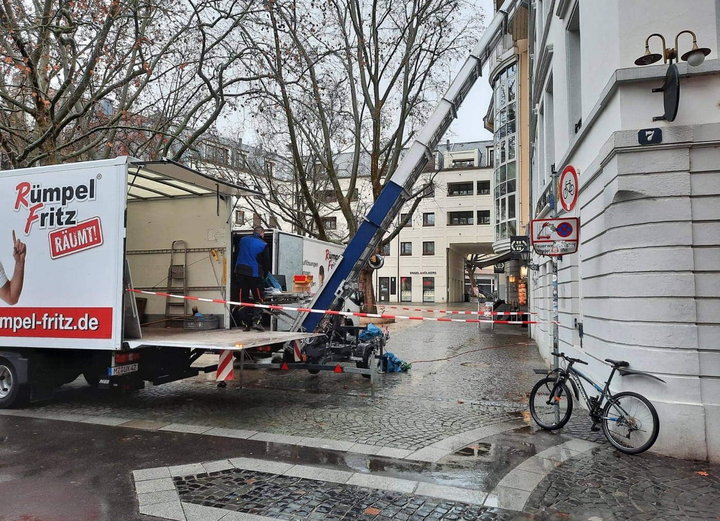 Möbelaufzug von Rümpel Fritz an einem Wohnhaus