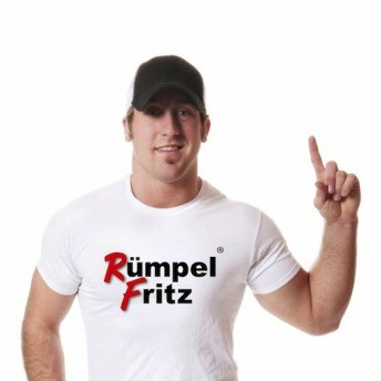 Mitarbeiter im Rümpel-Fritz-Shirt mit erhobenem Zeigefinger