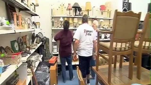 Standbild aus der SWR-Landesschau: Mitarbeiter von Rümpel Fritz bei der Räumung