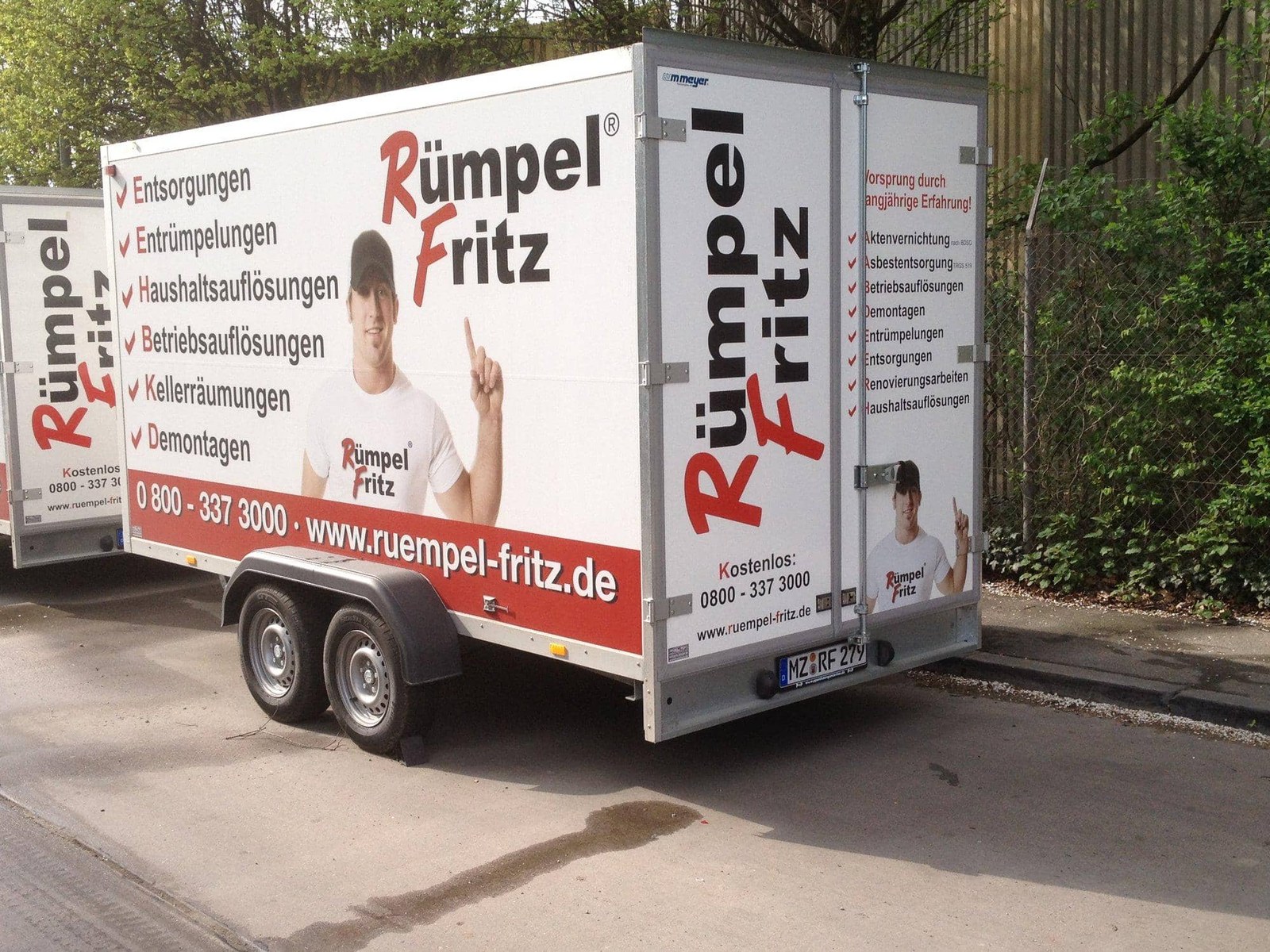 Beschrifteter Anhänger von Rümpel Fritz mit dem Leistungsüberblick